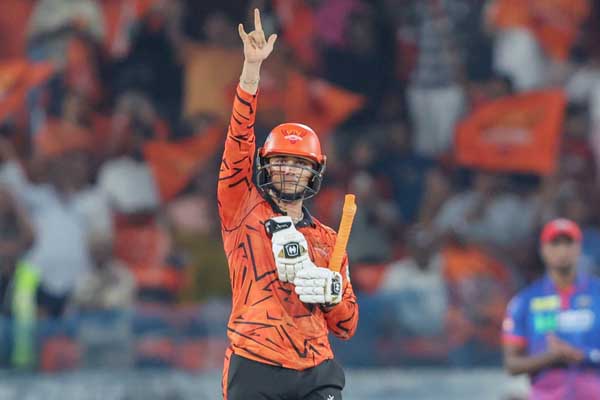 ಹೈದರಾಬಾದ್ ನಲ್ಲಿ ಸಿಕ್ಸರ್ ಗಳ ಸುರಿಮಳೆ: ಅಭಿಷೇಕ್ ಶರ್ಮಾ ಸ್ಫೋಟಕ ಶತಕ!