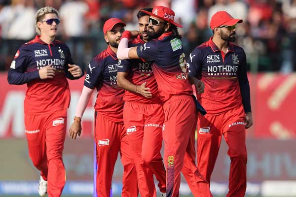 IPL | ಆರ್​ಸಿಬಿ ಬೌಲಿಂಗ್ ಅಬ್ಬರಕ್ಕೆ ಎಡವಿದ ಪಂಜಾಬ್: ಪ್ಲೇಆಫ್​ ಗೆ ಎಂಟ್ರಿ ಕೊಟ್ಟ ಬೆಂಗಳೂರು