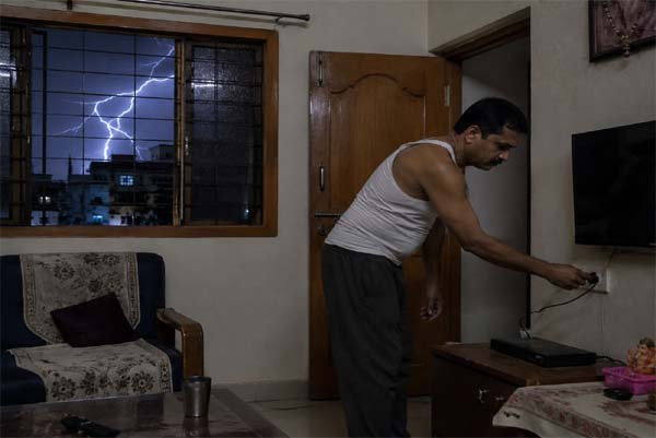 TECH | ಗುಡುಗು ಬಂದಾಗ ಕೇವಲ ಸ್ವಿಚ್ ಆಫ್ ಮಾಡಿದ್ರೆ ಸಾಲದು; ವೈರ್ ಯಾಕೆ ತೆಗೆಯಬೇಕು ಗೊತ್ತಾ?