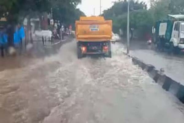 ಒಂದೇ ಮಳೆಗೆ ಬೆಂಗಳೂರಿನ ರಸ್ತೆಗಳು ವಾಟರ್‌ ಪಾರ್ಕ್‌ ಆಗೋಯ್ತು! ಈಗೇನು ಮಾಡೋದು?