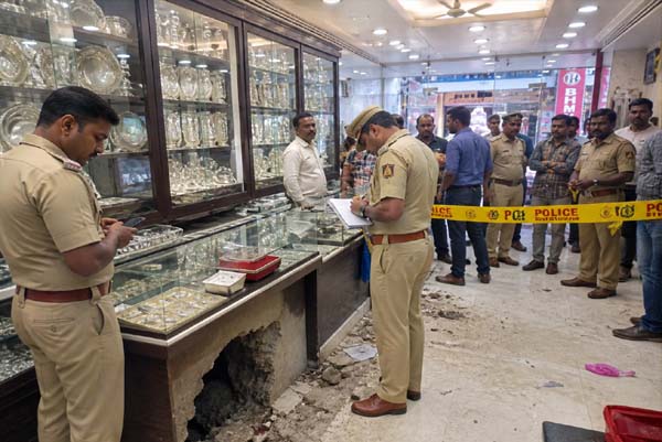 ROBBERY | ನೀಟಾಗಿ ಗೋಡೆ ಕೊರೆದು ಕೋಟಿ ರೂಪಾಯಿ ಮೌಲ್ಯದ ಬೆಳ್ಳಿ ಕದ್ದೊಯ್ದ ಕಳ್ಳರು!