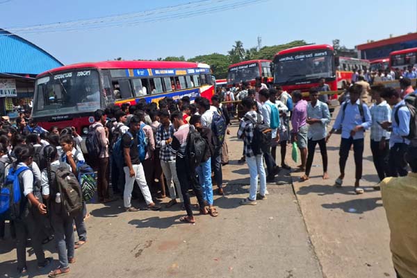 ಕಾಲೇಜುಗಳಿಗೆ ಸರಿಯಾಗಿ ಬಸ್‌ ಬಿಡಿ: ನಿಲ್ದಾಣದಲ್ಲಿ ವಿದ್ಯಾರ್ಥಿಗಳಿಂದ ಬೃಹತ್‌ ಪ್ರತಿಭಟನೆ