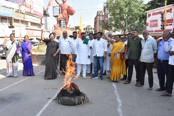 ಸಿಎಂ ಸ್ಥಾನಕ್ಕೆ ಸಿದ್ದರಾಮಯ್ಯ ರಾಜೀನಾಮೆ: ಕಾಂಗ್ರೆಸ್ ಹೈಕಮಾಂಡ್ ವಿರುದ್ಧ ಅಹಿಂದ ಪ್ರತಿಭಟನೆ