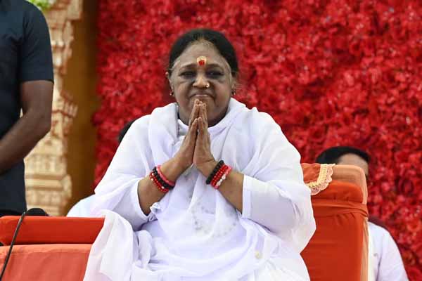 ಕಡಲತಡಿಗೆ ಅಮ್ಮ ಭೇಟಿ: ಅದ್ಭುತ ಕ್ಷಣಕ್ಕೆ ಸಾಕ್ಷಿಯಾದರು ದೇಶ, ವಿದೇಶಗಳಿಂದ ಬಂದ ಭಕ್ತರು