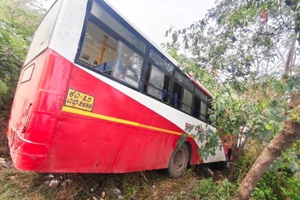 ಸುರಪುರದಲ್ಲಿ ಚಾಲಕನ ನಿಯಂತ್ರಣ ತಪ್ಪಿ ಬಸ್ ಅಪಘಾತ: ಪ್ರಯಾಣಿಕರಿಗೆ ಗಾಯ