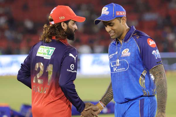 IPL | ಮುಂಬೈಗೆ ಠಕ್ಕರ್ ನೀಡಲು ಆರ್​ಸಿಬಿ ಬಾಯ್ಸ್ ಸಜ್ಜು: ಟಾಸ್ ಗೆದ್ದ ಬೆಂಗಳೂರು ಬೌಲಿಂಗ್ ಆಯ್ಕೆ