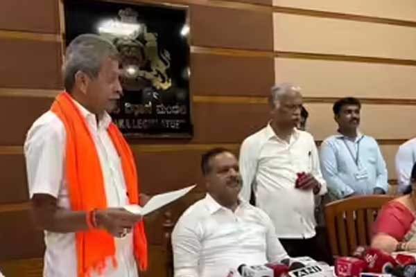 ಶೃಂಗೇರಿ ಶಾರದಾಂಬೆಯ ಹೆಸರಲ್ಲಿ ಪ್ರಮಾಣವಚನ ಸ್ವೀಕರಿಸಿದ ಡಿ.ಎನ್ ಜೀವರಾಜ್