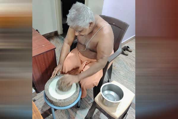ಮರೆತೇಬಿಟ್ಟಿದ್ದ ಕಡೆಯುವ ಕಲ್ಲನ್ನು ಸಿಲಿಕಾನ್ ಸಿಟಿಯಲ್ಲಿ ನೆನಪಿಸಿದರು ಈ ಹಿರಿಯ!