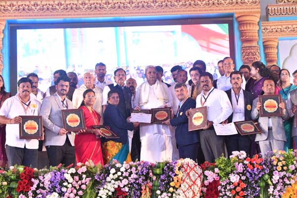 ಗಿನ್ನಿಸ್ ವಿಶ್ವದಾಖಲೆಗೆ ತುಮಕೂರಿನ ಸಾಧನಾ ಸಮಾವೇಶ: ಬರೋಬ್ಬರಿ 21 ಸಾವಿರಕ್ಕೂ ಹೆಚ್ಚು ಹಕ್ಕುಪತ್ರ ಅಪ್‌ಲೋಡ್!