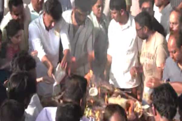 ಸಕಲ ಸರ್ಕಾರಿ ಗೌರವಗಳೊಂದಿಗೆ ನೆರವೇರಿದ ಸಚಿವ ಡಿ. ಸುಧಾಕರ್ ಅಂತ್ಯಸಂಸ್ಕಾರ