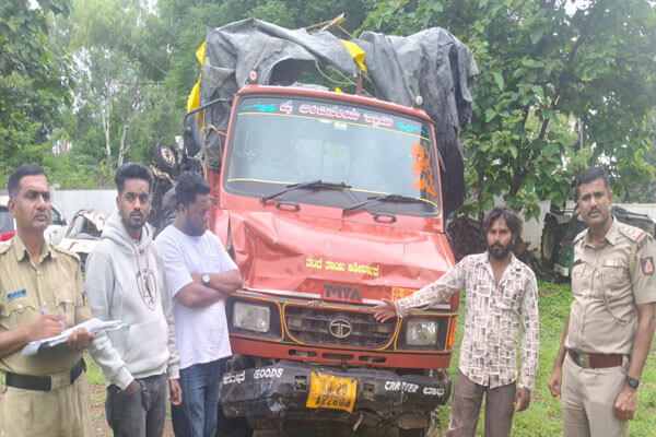 ಕಿತ್ತೂರದಲ್ಲಿ ಭೀಕರ ರಸ್ತೆ ಅಪಘಾತ: ಮೂವರು ಕಾರ್ಮಿಕರ ದುರ್ಮ*ರಣ, ಚಾಲಕನ ವಿರುದ್ಧ ಪ್ರಕರಣ ದಾಖಲು