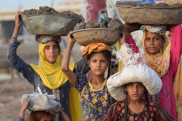 World Day Against Child Labour | ಕನಸು ಕಾಣಬೇಕಾದ ವಯಸ್ಸಿನಲ್ಲಿ ಬದುಕಿನ ಹೊರೆ ಹೊರುತ್ತಿರುವ ಪುಟ್ಟ ಜೀವಗಳು