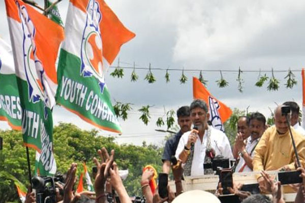 ವಿಧಾನಸೌಧದಲ್ಲಿ ಸಿಎಂ, ಕನಕಪುರದಲ್ಲಿ ಮನೆ ಮಗ! ಅಭಿಮಾನಿಗಳ ಮುಂದೆ ಕಣ್ಣೀರಿಟ್ಟ ಸಿಎಂ ಡಿಕೆಶಿ