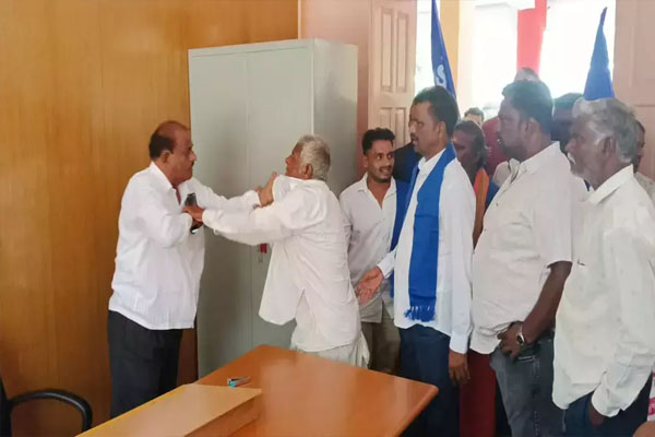 ಭೂ ಪರಿಹಾರ ನೀಡದ್ದಕ್ಕೆ ಆಕ್ರೋಶ: ಕಚೇರಿಯಲ್ಲೇ ಅಧಿಕಾರಿಗೆ ಚಪ್ಪಲಿಯಿಂದ ಹೊಡೆದ ರೈತ!