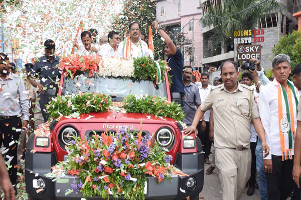 ತವರಿಗೆ ಬಂದ ಉಪಮುಖ್ಯಮಂತ್ರಿ ಪರಮೇಶ್ವರ್‌ಗೆ ಭರ್ಜರಿ ಸ್ವಾಗತ: ಮುಗಿಲು ಮುಟ್ಟಿದ ಕಾರ್ಯಕರ್ತರ ಸಂಭ್ರಮಾಚರಣೆ