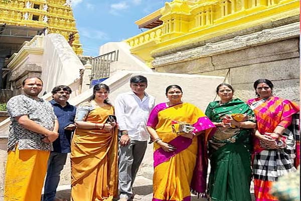 ಪತಿ-ಪುತ್ರನಿಂದ ಸನಾತನ ಧರ್ಮ ನಾಶದ ಹೇಳಿಕೆ: ಚಾಮುಂಡಿ ಬೆಟ್ಟದಲ್ಲಿ ದುರ್ಗಾ ಸ್ಟಾಲಿನ್‌ ವಿಶೇಷ ಪೂಜೆ