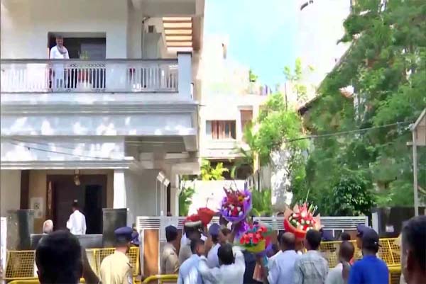 ಇಂದು ಮಧ್ಯಾಹ್ನ ದೆಹಲಿಗೆ ತೆರಳಲಿದ್ದಾರೆ ಡಿ.ಕೆ. ಶಿವಕುಮಾರ್‌, ಮನೆ ಮುಂದೆ ಅಭಿಮಾನಿಗಳ ದೌಡು