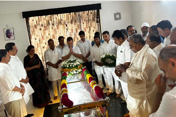 ಕಾಂಗ್ರೆಸ್ ನಾಯಕ ಸೂರಜ್ ಹೆಗ್ಡೆ ನಿಧನ: ಬೆಂಗಳೂರಿನ ನಿವಾಸಕ್ಕೆ ಭೇಟಿ ನೀಡಿ ಅಂತಿಮ ನಮನ ಸಲ್ಲಿಸಿದ ರಾಹುಲ್ ಗಾಂಧಿ!