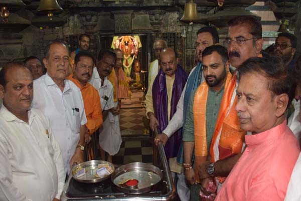 ಪ್ರಧಾನಿ ಮೋದಿಗಾಗಿ ಐತಿಹಾಸಿಕ ಶ್ರೀ ವೀರನಾರಾಯಣ ದೇವಸ್ಥಾನದಲ್ಲಿ ವಿಶೇಷ ಪೂಜೆ