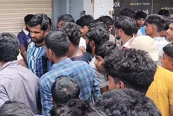 ಚಿಂತಾಮಣಿಯಲ್ಲಿ ಒಂದು ರೂಪಾಯಿಗೆ ಒಂದು ಟೀ ಶರ್ಟ್‌, ಜನಸಾಗರ! ಭಾರೀ ಟ್ರಾಫಿಕ್‌ ಜಾಮ್‌