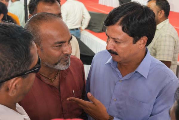 ಕಾರ್ಯಕ್ರಮವೊಂದರಲ್ಲಿ ರಮೇಶ್ ಜಾರಕಿಹೊಳಿ–ರಮೇಶ್ ಕತ್ತಿ ಮುಖಾಮುಖಿ: ಹಗ್‌ನಿಂದ ಶುರುವಾಯ್ತು ಚರ್ಚೆ