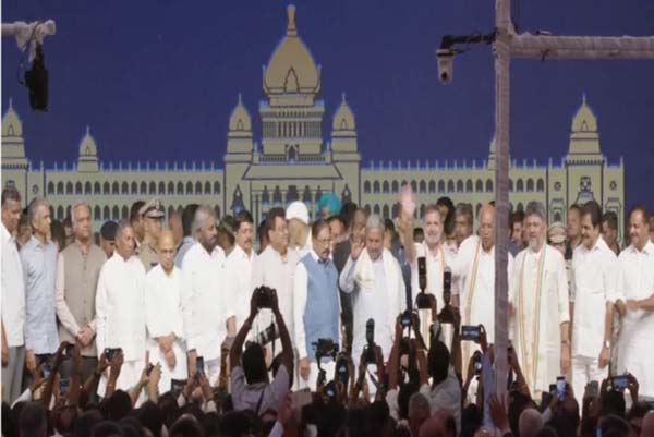 ಹೊಸ ಸರ್ಕಾರದ ಹೊಸ ಟೀಮ್ ಸಿದ್ಧ: ಮುಖ್ಯಮಂತ್ರಿಗಳ ಬೆನ್ನಿಗೆ ನಿಂತು ಪ್ರಮಾಣವಚನ ಸ್ವೀಕರಿಸಿದ ಶಾಸಕರು!