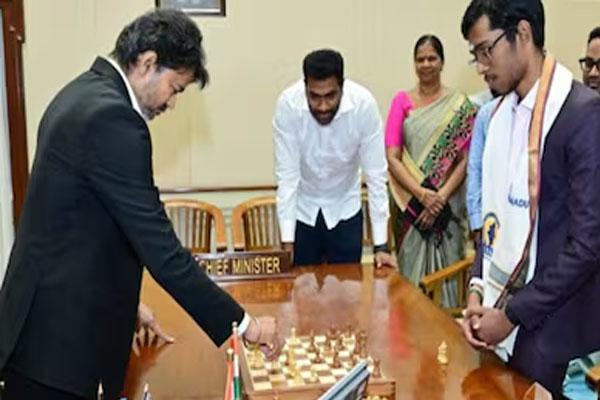 ಚೆಸ್ ಕಿಂಗ್‌ಗೆ ಸಿಎಂ ಸಲಾಂ: ಪ್ರಜ್ಞಾನಂದ ಜೊತೆ ಚೆಸ್ ಆಡಿ ಮೆಚ್ಚುಗೆ ವ್ಯಕ್ತಪಡಿಸಿದ ವಿಜಯ್