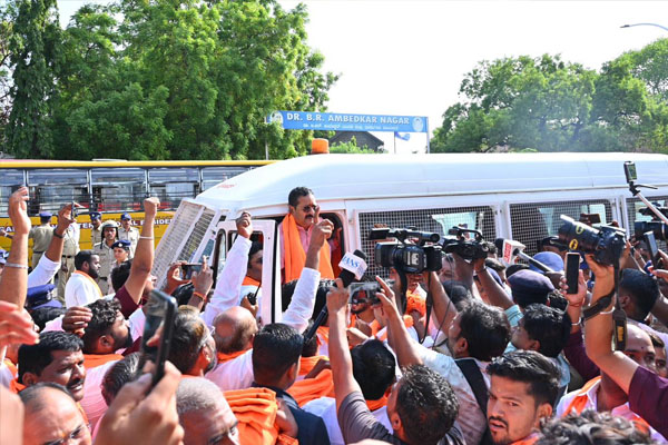 ಶಾಲೆ ಮುಂದೆ ಹೈಡ್ರಾಮಾ: ಕೇಸರಿ ಶಾಲು ಹಂಚಲು ಯತ್ನಿಸಿದ ಶಾಸಕ ಯತ್ನಾಳ್, ಬೆಂಬಲಿಗರು ಅರೆಸ್ಟ್