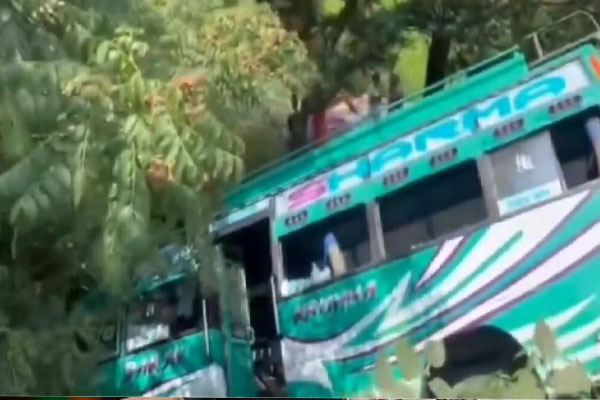 ಚಾಲಕನ ನಿಯಂತ್ರಣ ತಪ್ಪಿ ಕಂದಕಕ್ಕೆ ಉರುಳಿದ ಬಸ್‌: ನಾಲ್ವರ ಸ್ಥಿತಿ ಗಂಭೀರ, 23 ಮಂದಿಗೆ ಗಾಯ