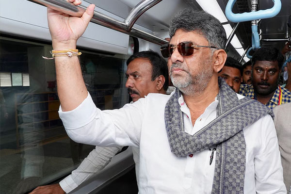 ‘zero traffic’ ಬೇಡ ಎಂದ ಸಿಎಂ: ನಮ್ಮ ಮೆಟ್ರೋದಲ್ಲಿ ಸಂಚರಿಸಲು ಡಿಕೆಶಿ ನಿರ್ಧಾರ!
