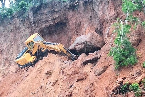 ಮತ್ತೆ ಅಪಾಯದ ವಾರ್ನಿಂಗ್ ನೀಡಿದ ಕೆತ್ತಿಕಲ್‌: ತಡೆಗೋಡೆ ಕಾಮಗಾರಿ ವೇಳೆ ಜೆಸಿಬಿ ಮೇಲೆ ಉರುಳಿದ ಬೃಹತ್ ಬಂಡೆ