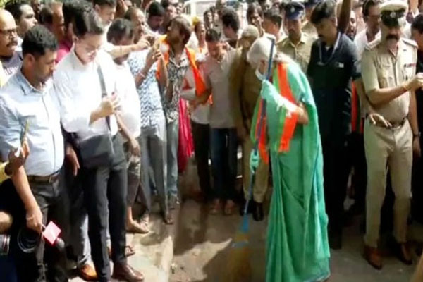ಬೆಂಗಳೂರಿನಲ್ಲಿ ‘ನಿರ್ಮಲ’ ಅಭಿಯಾನಕ್ಕೆ ಸಾಥ್: ಮಾಸ್ಕ್, ಗ್ಲೌಸ್ ಧರಿಸಿ ಕಸ ಸಂಗ್ರಹಿಸಿದ ಕೇಂದ್ರ ಹಣಕಾಸು ಸಚಿವೆ!