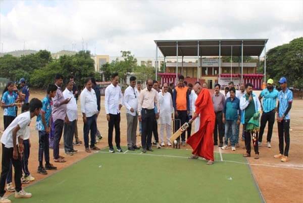 ರಾಜ್ಯ ಮಟ್ಟದ ಲೆದರ್ ಬಾಲ್ ಕ್ರಿಕೆಟ್ ಪಂದ್ಯಾವಳಿ ಉದ್ಘಾಟನೆ : ಉತ್ತಮ ಆರೋಗ್ಯಕ್ಕೆ ಕ್ರೀಡೆ ಸಹಕಾರಿ ಎಂದ ಬಸವಮೂರ್ತಿ ಮಾದಾರ ಚನ್ನಯ್ಯ ಸ್ವಾಮೀಜಿ