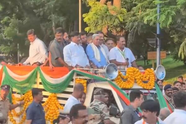 ಅಧಿಕಾರ ಹೋದರೂ ಕಿಂಚಿತ್ತೂ ಕಮ್ಮಿಯಾಗಿಲ್ಲ ಸಿದ್ದು ಕ್ರೇಜ್: ತವರು ಜಿಲ್ಲೆಯಲ್ಲಿ ಮಾಜಿ ಸಿಎಂಗೆ ಭವ್ಯ ಸ್ವಾಗತ!