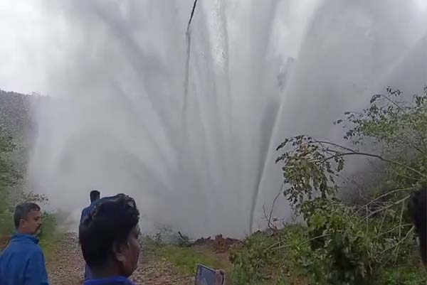 ಎತ್ತಿನಹೊಳೆ ಪೈಪ್‌ಲೈನ್‌ ಸ್ಫೋಟವಾಗಿ ಮುಗಿಲೆತ್ತರಕ್ಕೆ ಚಿಮ್ಮಿದ ನೀರು, ಸುತ್ತಮುತ್ತ ಬೆಳೆ ಹಾನಿ