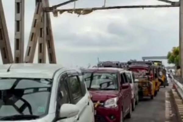 ಮುರಿದುಬಿದ್ದ ಉಕ್ಕಿನ ಸೇತುವೆಯ ಸರಳು: ರಾಯಚೂರು, ಮಂತ್ರಾಲಯ ಮಾರ್ಗದಲ್ಲಿ ಟ್ರಾಫಿಕ್‌ ಜಾಮ್‌