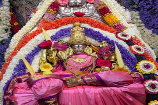 ಎರಡನೇ ಆಷಾಢ ಶುಕ್ರವಾರ: ಇಂದು ಲಕ್ಷ್ಮೀ ಅಲಂಕಾರದಲ್ಲಿ ಕಂಗೊಳಿಸಿದ ತಾಯಿ ಚಾಮುಂಡಿ