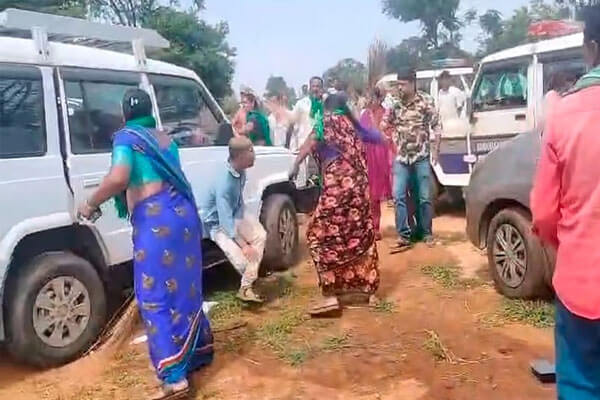 ಬಿಡದಿ ಟೌನ್‌ಶಿಪ್‌ ವಿವಾದ: ಸರ್ವೆಗೆ ಬಂದ ಅಧಿಕಾರಿಗಳಿಗೆ ಮಹಿಳೆಯರಿಂದ ಪೊರಕೆ ಸೇವೆ