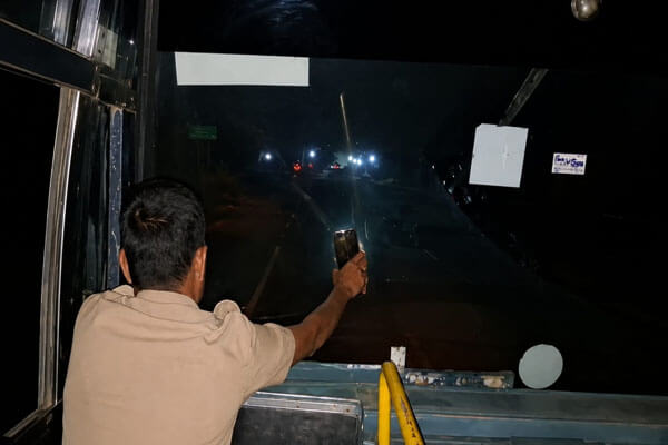 ಮೊಬೈಲ್ ಟಾರ್ಚ್ ಬೆಳಕಿನಲ್ಲಿ ಬಸ್ ಓಡಿಸಿದ ಪ್ರಕರಣ: ಚಾಲಕ ಸೇರಿ ಮೂವರು ಸಸ್ಪೆಂಡ್