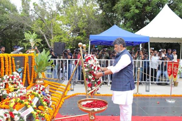 ಕಾರ್ಗಿಲ್ ವಿಜಯೋತ್ಸವ: ಹುತಾತ್ಮ ಯೋಧರಿಗೆ ಸಿಎಂ ಡಿ.ಕೆ. ಶಿವಕುಮಾರ್ ಗೌರವ ನಮನ