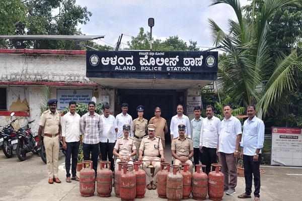 ಅಕ್ರಮ ಗ್ಯಾಸ್ ಸಿಲಿಂಡರ್ ಮಾರಾಟ ಜಾಲ ಬಯಲು: 10 ಸಿಲಿಂಡರ್ ವಶ, ಇಬ್ಬರು ಅರೆಸ್ಟ್