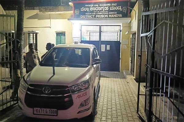 ಮಂಡ್ಯ ಜಿಲ್ಲಾ ಕಾರಾಗೃಹದ ಮೇಲೆ ಪೊಲೀಸರ ದಿಢೀರ್ ದಾಳಿ: ಗಾಂಜಾ, ನಗದು ಹಣ ಸೇರಿ ನಿಷೇಧಿತ ವಸ್ತುಗಳ ಜಪ್ತಿ!