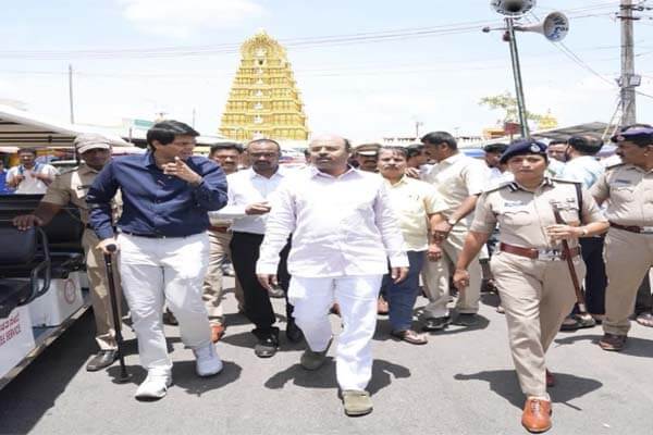 ಆಷಾಢ ಮಾಸದ ಪೂಜೆಗೆ ಮೈಸೂರು ಸಜ್ಜು: ಭಕ್ತರ ಸೌಕರ್ಯ ಪರಿಶೀಲಿಸಿದ ಯತೀಂದ್ರ ಸಿದ್ದರಾಮಯ್ಯ