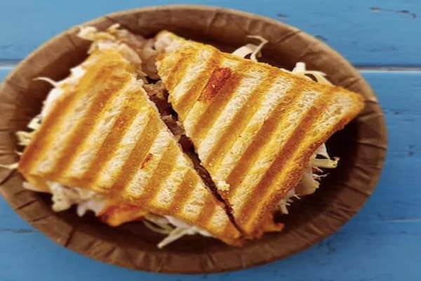 SNACKS | ಸಂಜೆಯ ಸ್ನಾಕ್ಸ್‌ಗೆ ಸೂಪರ್ ಕಾಂಬಿನೇಷನ್: ಚೀಸೀ ಆನಿಯನ್ ಸ್ಯಾಂಡ್‌ವಿಚ್ ಟ್ರೈ ಮಾಡಿ