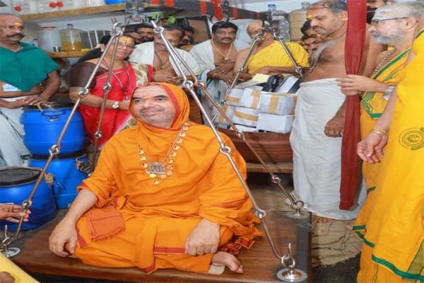 ಗುರುವಾಯೂರಿನ ಶ್ರೀಕೃಷ್ಣನ ಸನ್ನಿಧಿಯಲ್ಲಿ ಶ್ರೀ ರಾಘವೇಶ್ವರ ಭಾರತೀ ಶ್ರೀಗಳಿಗೆ ಗೋಬೆಣ್ಣೆಯ ತುಲಾಭಾರ ಸೇವೆ