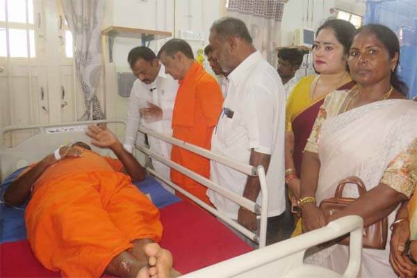 ಹರಳಯ್ಯ ಸ್ವಾಮೀಜಿಗೆ ಹಲ್ಲೆ: ಆರೋಗ್ಯ ವಿಚಾರಿಸಿದ ಷಡಾಕ್ಷರಮುನಿ ಸ್ವಾಮೀಜಿ, ಹಲ್ಲೆಕೋರರ ವಿರುದ್ದ ಕ್ರಮಕ್ಕೆ ಆಗ್ರಹ