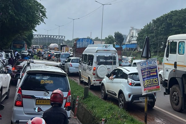 ತಿರುವಿನಲ್ಲಿ ಸಿಲುಕಿ ಫಜೀತಿಪಟ್ಟ ಬೃಹತ್ ಟ್ರೇಲರ್: ಪಣಂಬೂರು ರಾಷ್ಟ್ರೀಯ ಹೆದ್ದಾರಿಯಲ್ಲಿ ತಾಸುಗಟ್ಟಲೆ ತ್ರಾಸ!