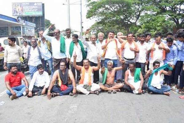 ಕಾವೇರಿ ಕಿಚ್ಚು: ತಮಿಳುನಾಡಿಗೆ ನೀರು ಬಿಡಲು CWMA ಆದೇಶ, ಮಂಡ್ಯದಲ್ಲಿ ಭುಗಿಲೆದ್ದ ಅನ್ನದಾತರ ಆಕ್ರೋಶ