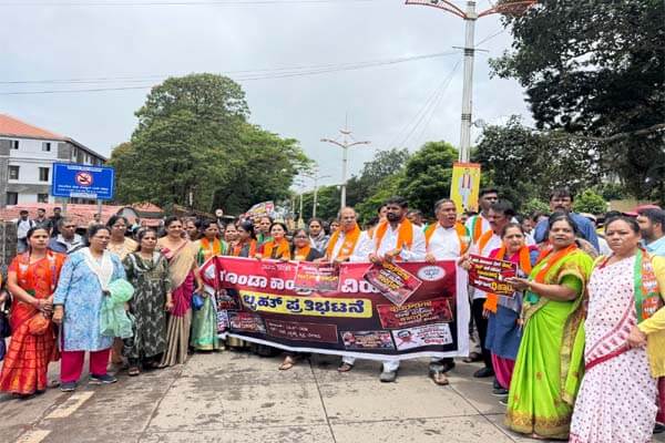 ರಾಜ್ಯ ಸರ್ಕಾರದ ವಿರುದ್ಧ ಬೆಳಗಾವಿಯಲ್ಲಿ ಕೇಸರಿ ಪಡೆ ಆಕ್ರೋಶ; ಕಾಂಗ್ರೆಸ್ ಭವನ ಮುತ್ತಿಗೆ ಯತ್ನ!