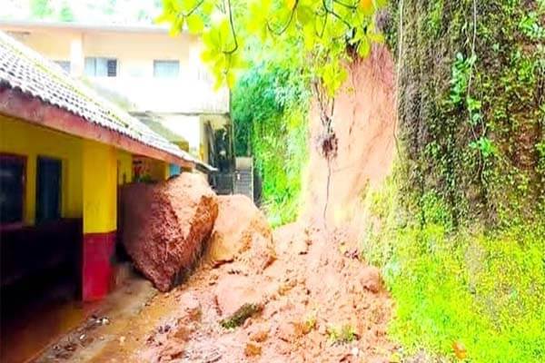ಕುಮಟಾದಲ್ಲಿ ಭಾರೀ ಮಳೆಗೆ ಗುಡ್ಡ ಕುಸಿತ; ಕೆ.ಪಿ.ಎಸ್ ಶಾಲಾ ಕೊಠಡಿಯ ವರಾಂಡಕ್ಕೆ ಅಪ್ಪಳಿಸಿದ ಬೃಹತ್ ಬಂಡೆಗಳು!